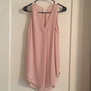 Businesswear. Sleeveless pink blouse.